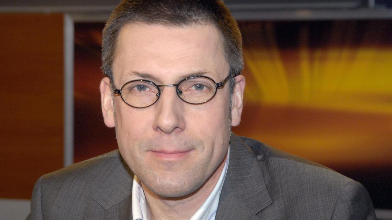 Prof. Dr. Niko Paech, Vorsitzender der Vereinigung für Ökologische Ökonomie, aufgenommen am 27.01.2012 während der Aufzeichnung der ZDF-Talksendung "Nachtstudio" zum Thema: "Kapitalismus reloaded - neue Regeln für die Weltwirtschaft" in den Studios der Berliner Unionfilm. Prof. Dr. Niko Paech, Vorsitzender der Vereinigung für Ökologische Ökonomie, aufgenommen am 27.01.2012 während der Aufzeichnung der ZDF-Talksendung "Nachtstudio" zum Thema: "Kapitalismus reloaded - neue Regeln für die Weltwirtschaft" in den Studios der Berliner Unionfilm.