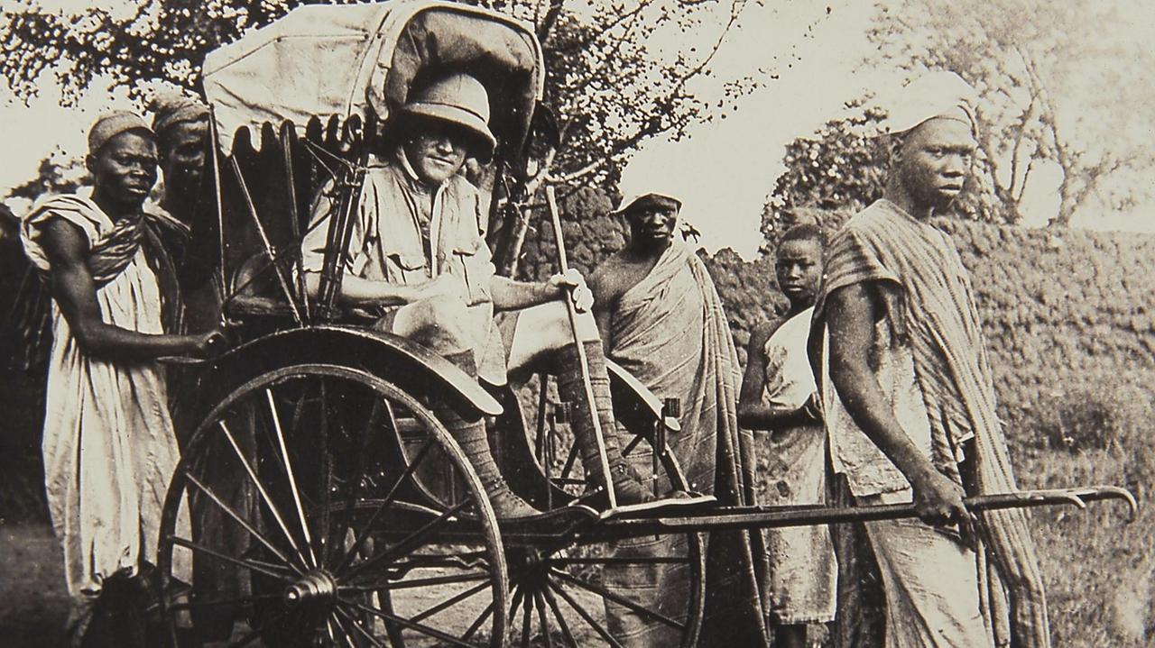 Historisches Foto: Nigerianer beim Transport eines britischen Kolonialbeamten in einer Rikscha Historisches Foto: Nigerianer beim Transport eines britischen Kolonialbeamten in einer Rikscha