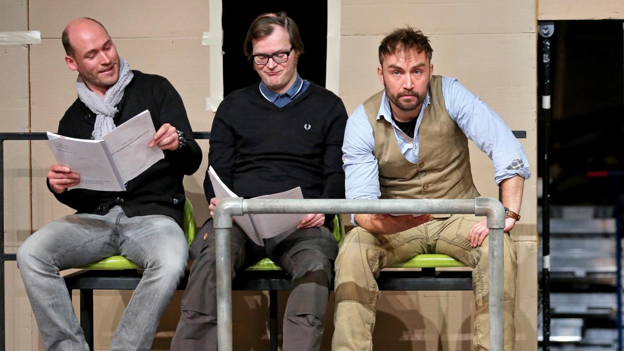 Die Schauspieler Martin Klemm (von links nach rechts), Sven Reese und Philipp Oehme lesen während des Probenauftaktes am 20.02.2017 im Theater der Jungen Welt in Leipzig (Sachsen) aus dem Theaterstück "Juller". Die Schauspieler Martin Klemm (von links nach rechts), Sven Reese und Philipp Oehme lesen während des Probenauftaktes am 20.02.2017 im Theater der Jungen Welt in Leipzig (Sachsen) aus dem Theaterstück "Juller".
