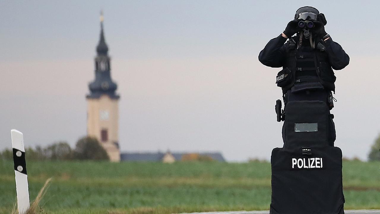 Die Polizei versichert nach dem Anschlag am 9. Oktober in Halle ein Gebiet zwischen den Orten Wiedersdorf und Landsberg in der Nähe von Halle. Bei dem Angriff auf eine jüdische Synagoge waren zwei Menschen getötet worden. Die Polizei versichert nach dem Anschlag am 9. Oktober in Halle ein Gebiet zwischen den Orten Wiedersdorf und Landsberg in der Nähe von Halle. Bei dem Angriff auf eine jüdische Synagoge waren zwei Menschen getötet worden.