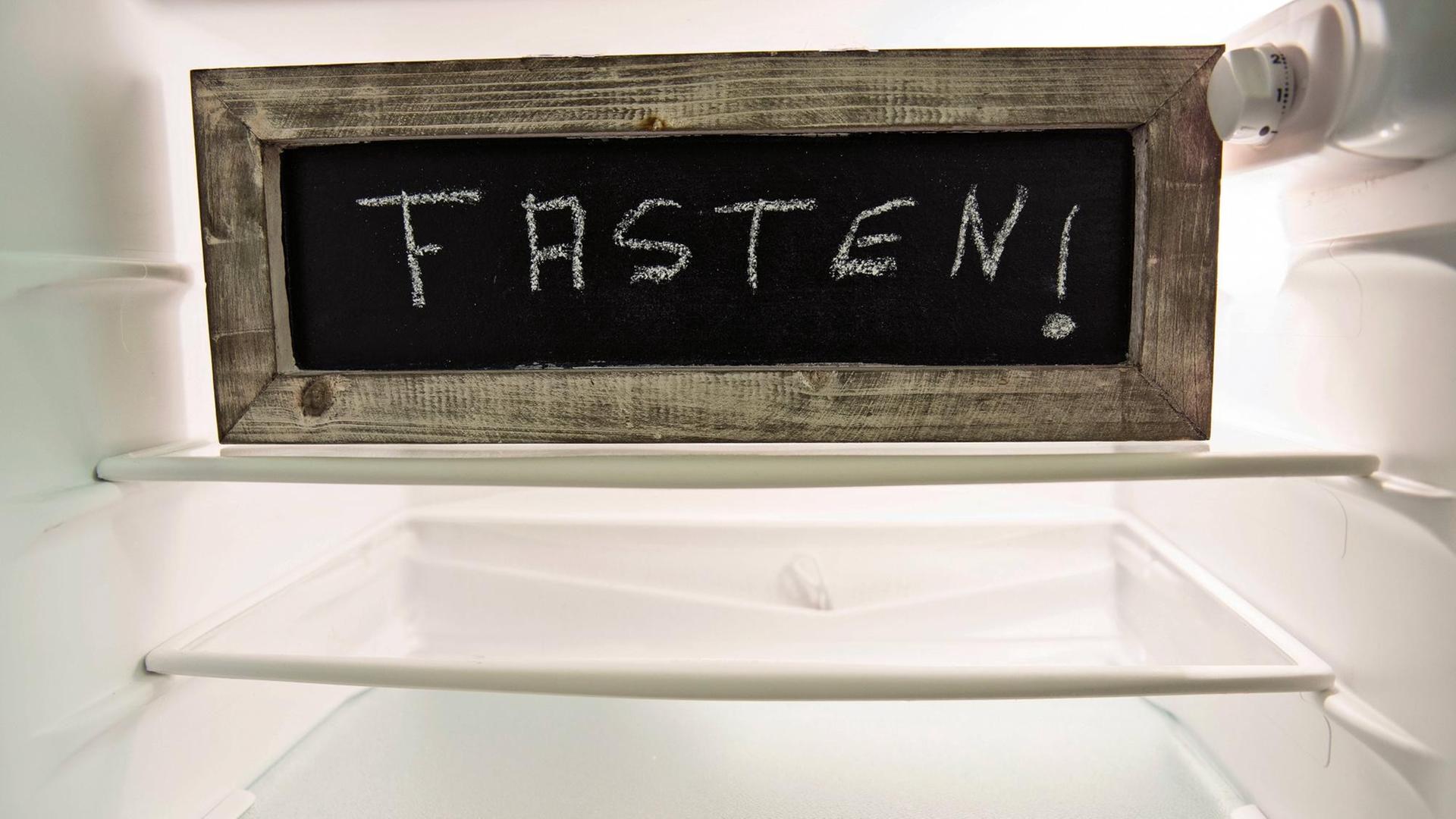 Eine Tafel mit der Aufschrift Fasten steht in einem leeren Kuehlschrank. Die Kirchen rufen fuer die Zeit vor Ostern zum Umdenken auf: In ihren traditionell am Aschermittwoch startenden Fastenaktionen werben Protestanten und Katholiken dafuer, das Handeln im Alltag zu ueberdenken und die Umwelt aktiv zu schuetzen. Eine Tafel mit der Aufschrift Fasten steht in einem leeren Kuehlschrank. Die Kirchen rufen fuer die Zeit vor Ostern zum Umdenken auf: In ihren traditionell am Aschermittwoch startenden Fastenaktionen werben Protestanten und Katholiken dafuer, das Handeln im Alltag zu ueberdenken und die Umwelt aktiv zu schuetzen.