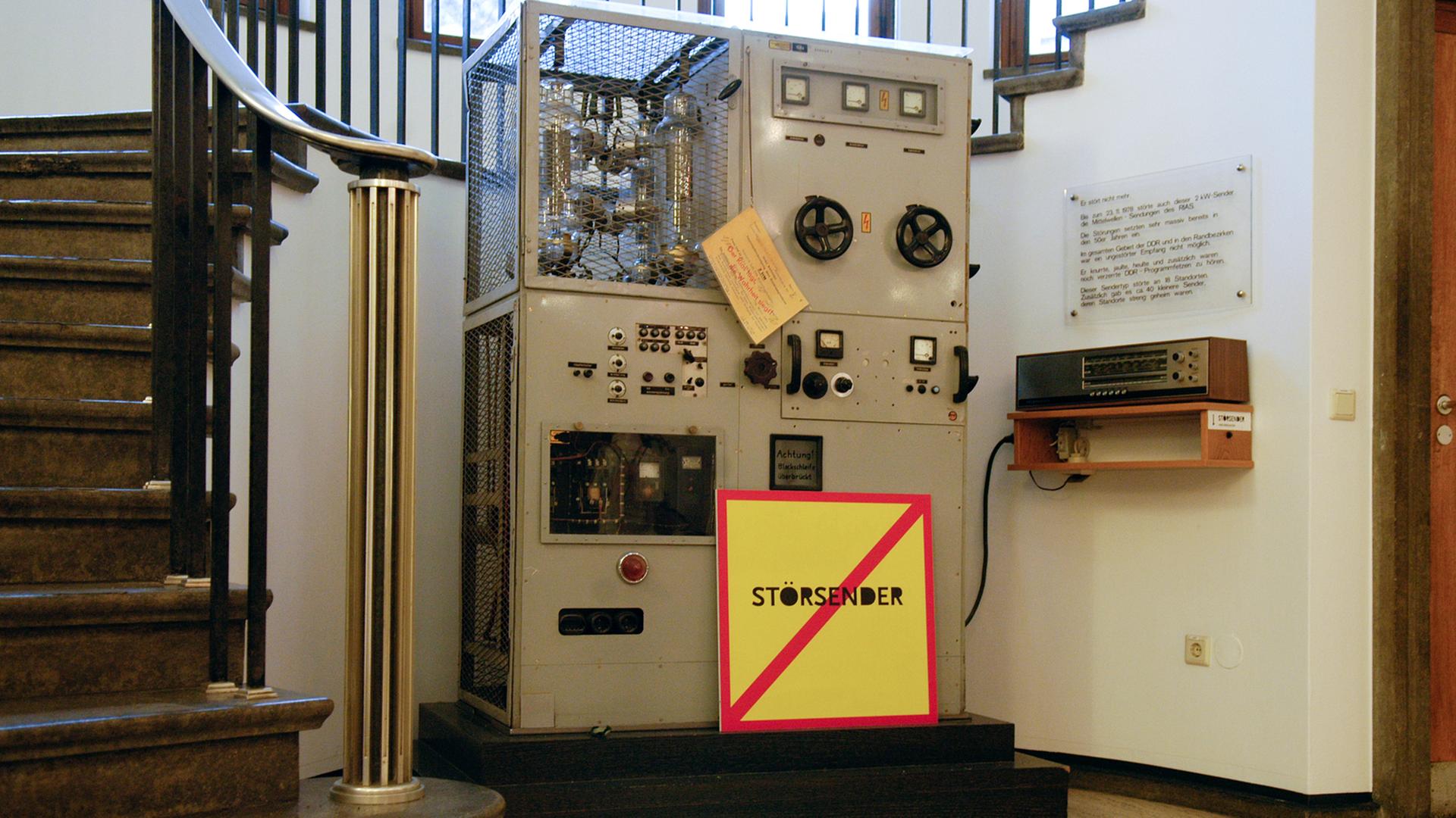 Störsender als Ausstellungsstück im Berliner Funkhaus. Störsender als Ausstellungsstück im Berliner Funkhaus.