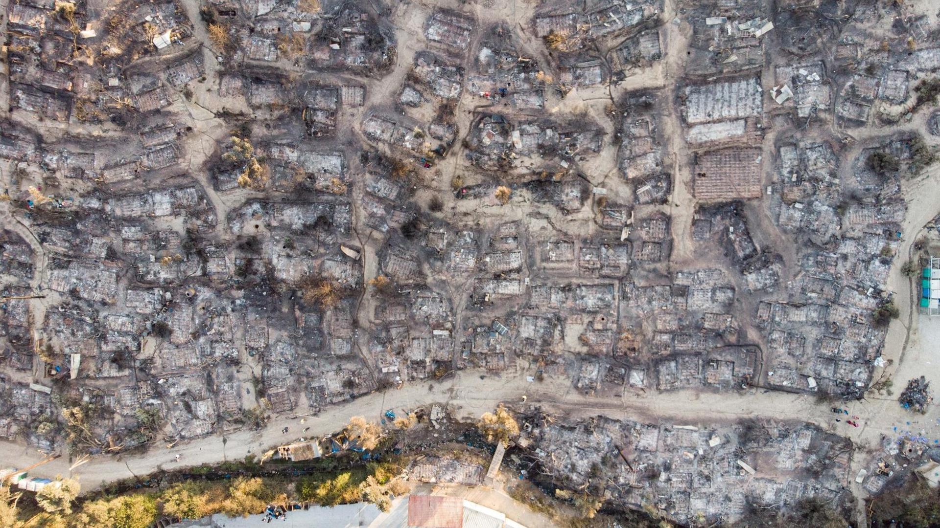 Dronenaufnahme von dem abgebrannten Flüchtlingscamp in Moria Dronenaufnahme von dem abgebrannten Flüchtlingscamp in Moria