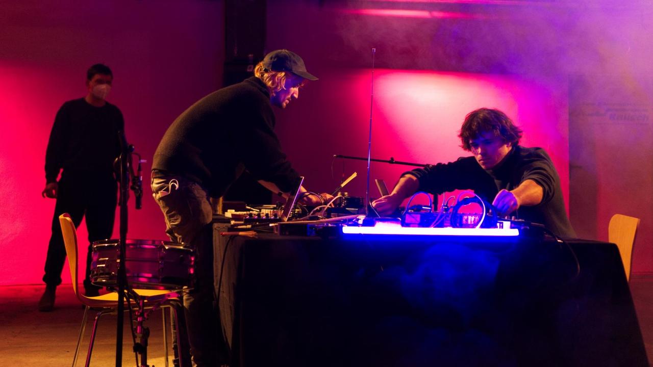 Paul Hauptmeier (Mitte) und Martin Recker (rechts) vom Kunstzentrum ZIMMT in Leipzig bei einer Klangperformance. Paul Hauptmeier (Mitte) und Martin Recker (rechts) vom Kunstzentrum ZIMMT in Leipzig bei einer Klangperformance.