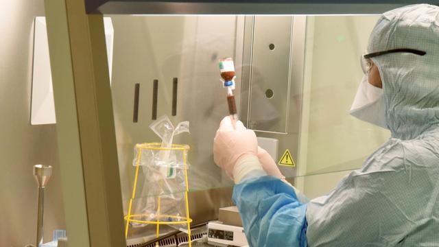 Am Fraunhofer Institut für Zelltherapie und Immunologie (IZI) in Leipzig arbeitet in einem Reinraum mit hoch spezialisierter Technik der pharmazeutisch-technische Assistent Michael Nemetz an einer neuen personalisierten Zelltherapie gegen Krebs.