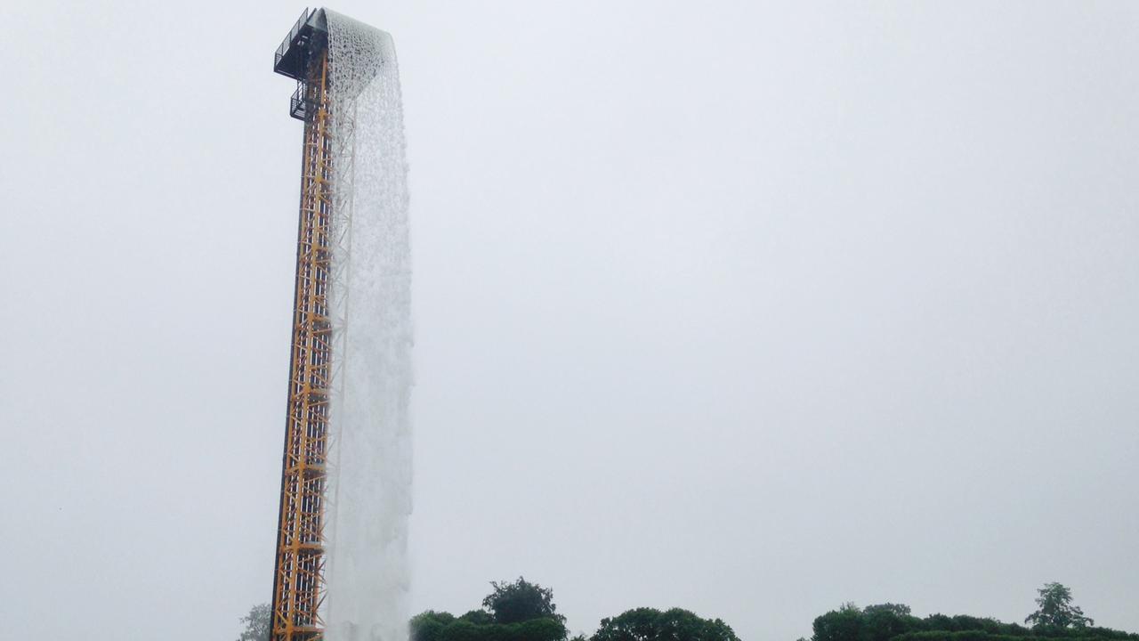 Der Künstler Olafur Eliasson hat einen künstlichen Wasserfall im Park von Versailles auf einem Baukran errichtet.