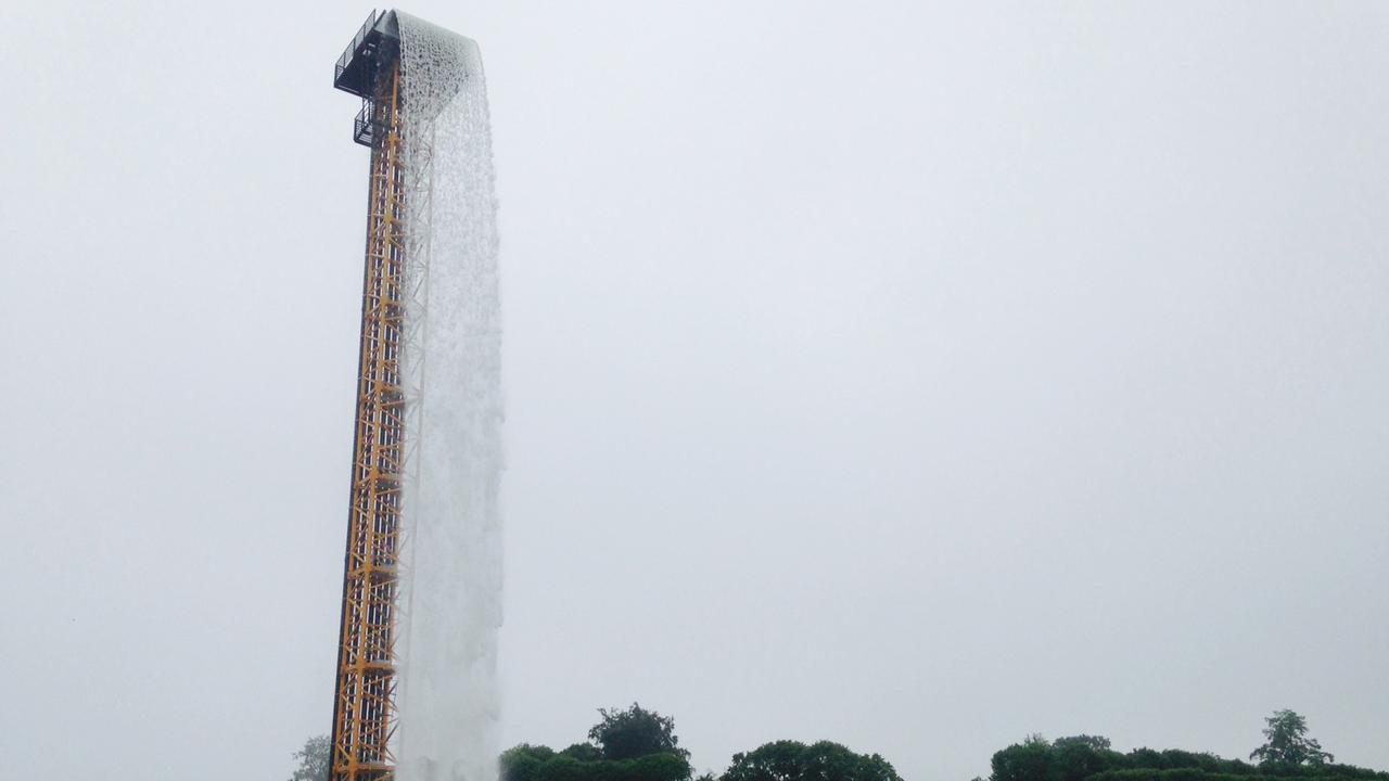 Der Künstler Olafur Eliasson hat einen künstlichen Wasserfall im Park von Versailles auf einem Baukran errichtet. Der Künstler Olafur Eliasson hat einen künstlichen Wasserfall im Park von Versailles auf einem Baukran errichtet.
