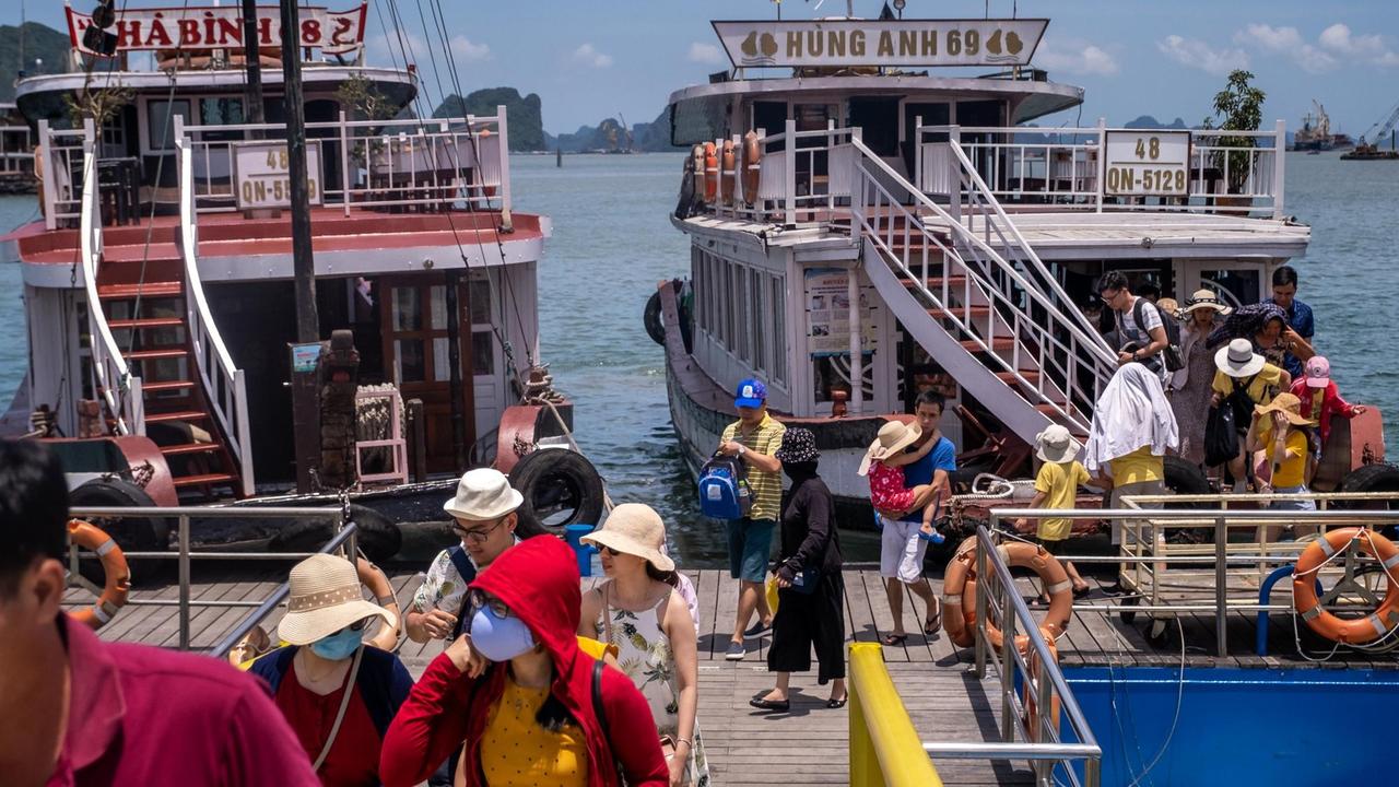 Vietnamesische Touristen in Halong Bay. Vietnamesische Touristen in Halong Bay.