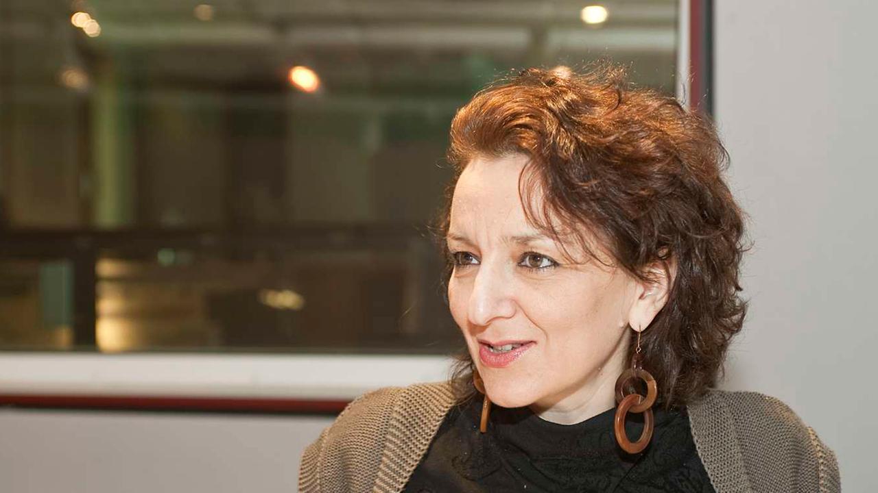 Die Professorin Eva Illouz im Studio am Mikrofon. Die Professorin Eva Illouz im Studio am Mikrofon.