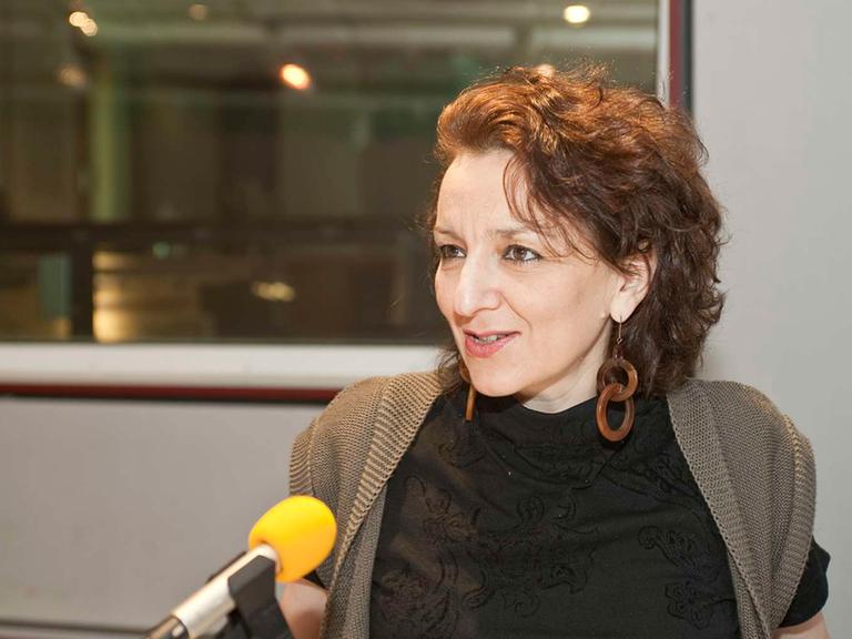 Die Professorin Eva Illouz im Studio am Mikrofon.