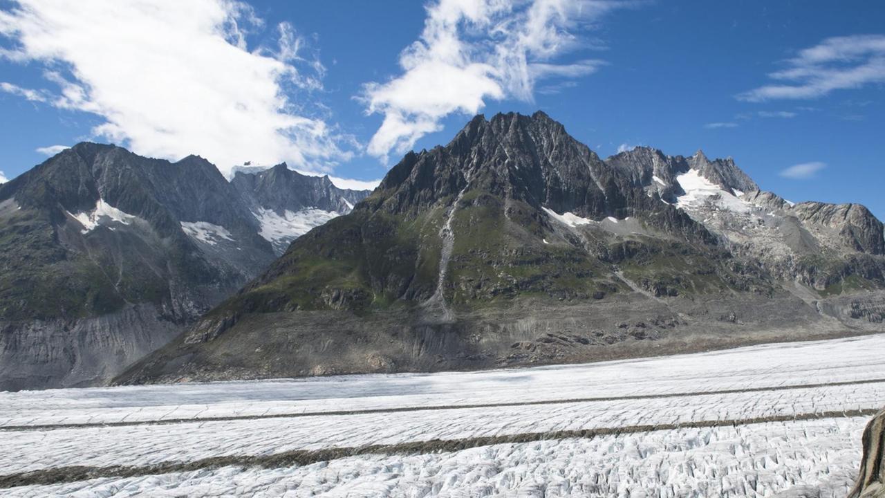 Blick auf den Aletschgletscher in der Schweiz in Fiesch am 28.Juli 2015. Wenig Schnee, viel Stein. Blick auf den Aletschgletscher in der Schweiz in Fiesch am 28.Juli 2015. Wenig Schnee, viel Stein.