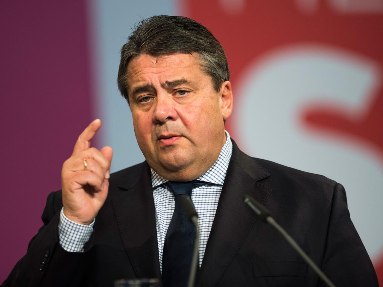 Sigmar Gabriel gestikuliert bei einer Rede mit dem rechten Zeigefinger Sigmar Gabriel gestikuliert bei einer Rede mit dem rechten Zeigefinger