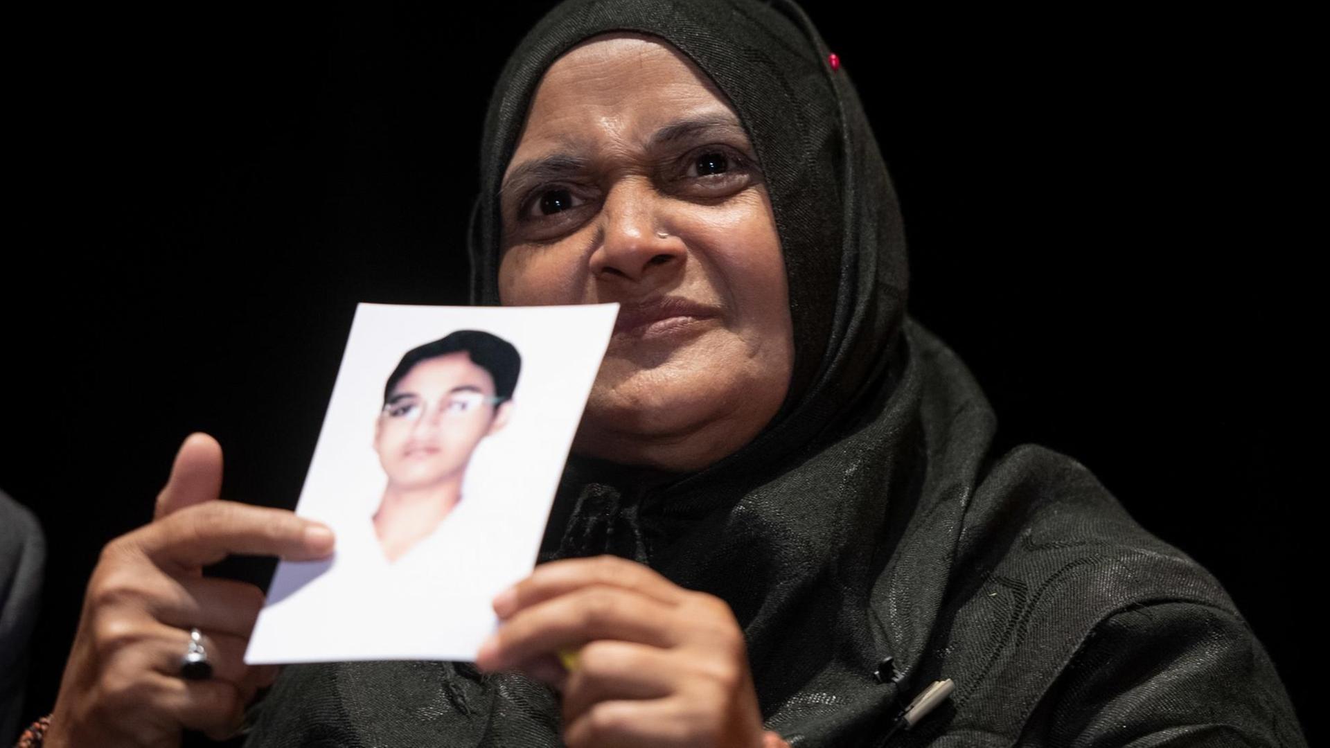 Saeeda Khatoon zeigt ein Foto ihres verstorbenen Sohnes, eines der Brandopfer Saeeda Khatoon zeigt ein Foto ihres verstorbenen Sohnes, eines der Brandopfer