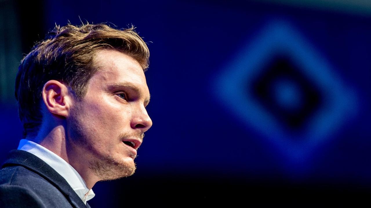 Marcell Jansen, neu gewählter Präsident vom Hamburger Sportverein e.V. spricht während der Mitgliederversammlung. Marcell Jansen, neu gewählter Präsident vom Hamburger Sportverein e.V. spricht während der Mitgliederversammlung.