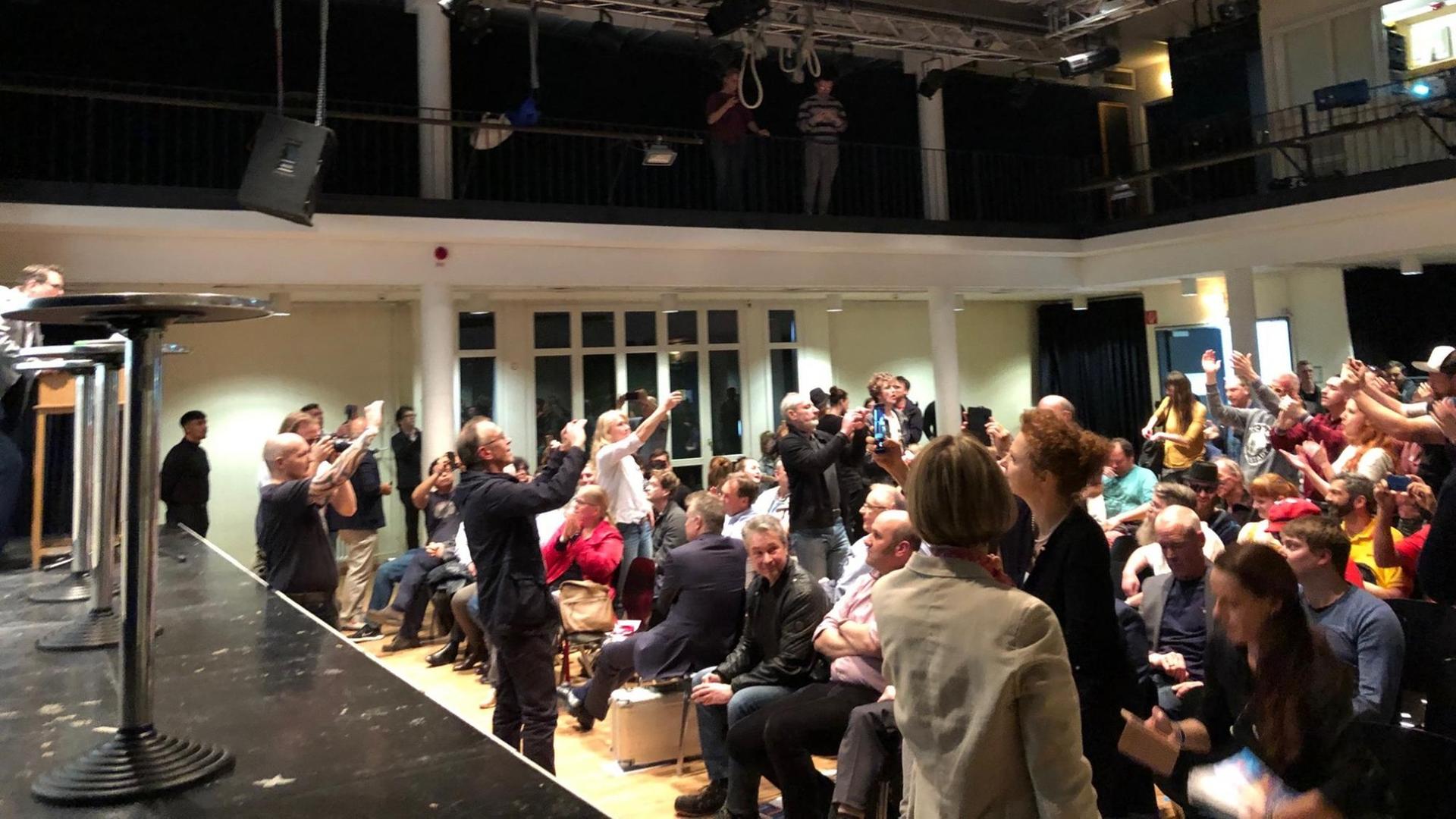 Beide Lager der AfD sind im Saal aufgesprungen mit Handys in der Hand, filmen sich gegenseitig. Beide Lager der AfD sind im Saal aufgesprungen mit Handys in der Hand, filmen sich gegenseitig.