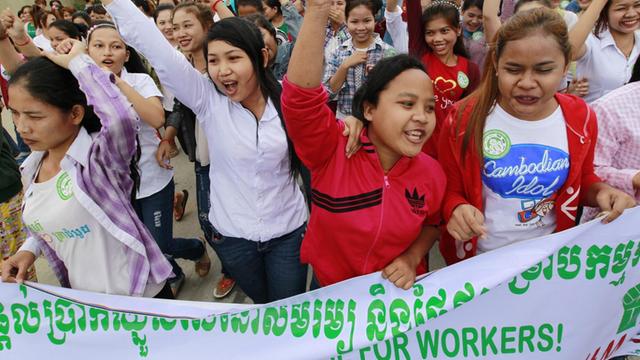 Textilarbeiter in Kambodscha bei einer Versammlung, auf der sie höhere Löhne fordern