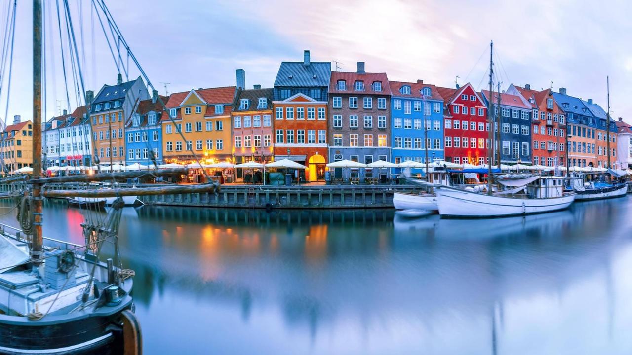 Panorama of Nyhavn in Copenhagen, Denmark: Ein Schiff im Vordergrund. Panorama of Nyhavn in Copenhagen, Denmark: Ein Schiff im Vordergrund.