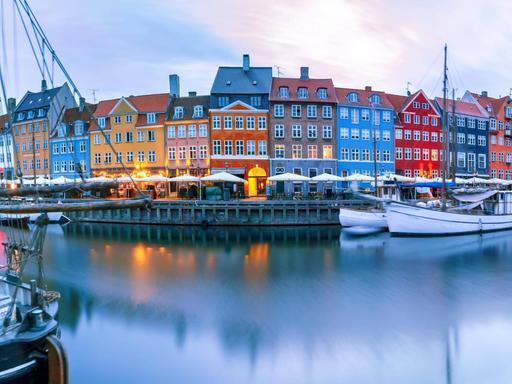 Panorama of Nyhavn in Copenhagen, Denmark: Ein Schiff im Vordergrund.