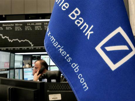 Ein Fähnchen mit dem Logo der Deutschen Bank ist an der Börse in Frankfurt am Main zu sehen. Ein Fähnchen mit dem Logo der Deutschen Bank ist an der Börse in Frankfurt am Main zu sehen.