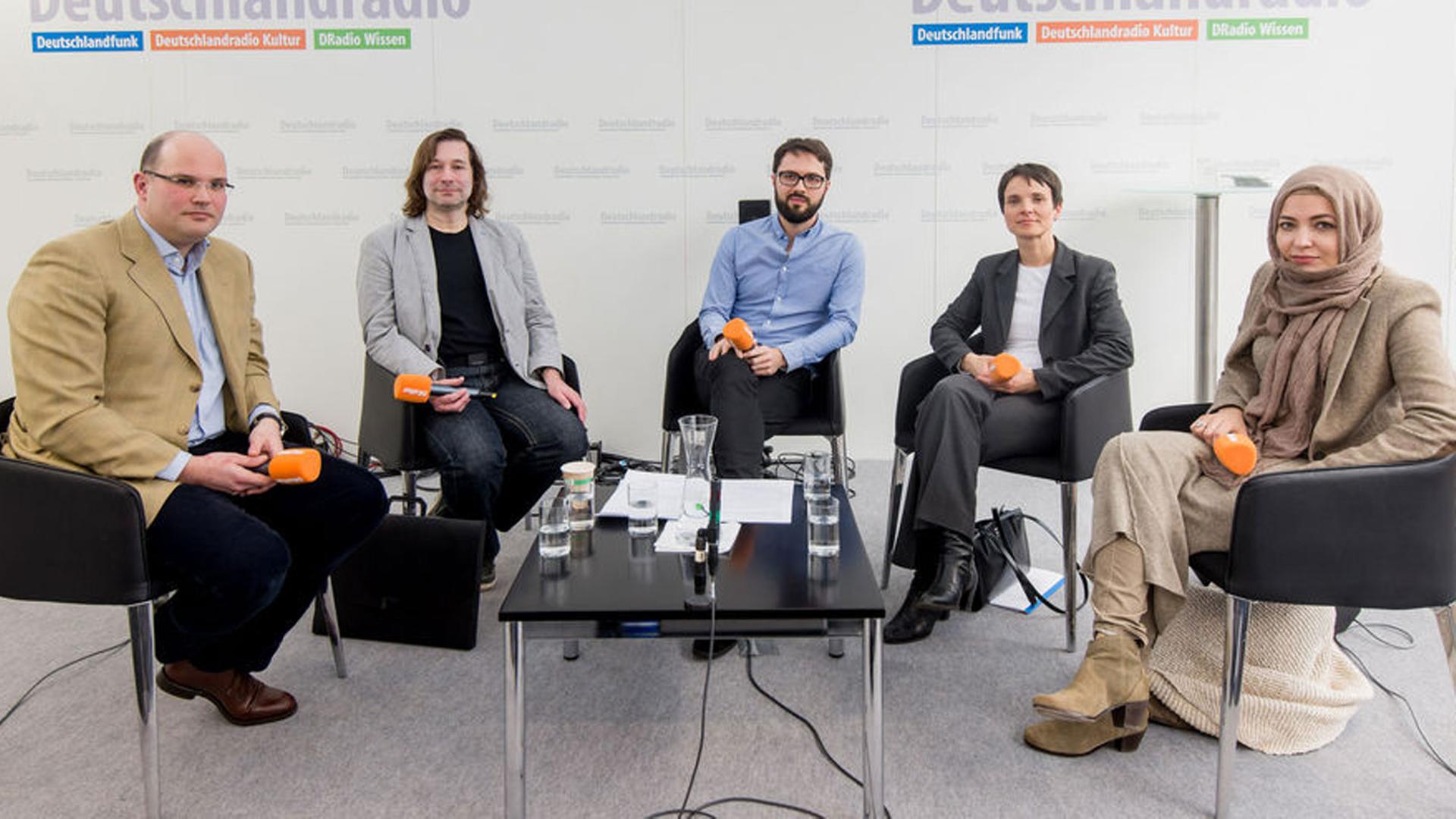 Von links: Islamwissenschaftler Stephan Kokew, Karikaturist Bernd Zeller, Axel Rahmlow (Deutschlandradio), Frauke Petry (Vorsitzende AfD Sachsen), Journalistin Khola Maryam Hübsch Von links: Islamwissenschaftler Stephan Kokew, Karikaturist Bernd Zeller, Axel Rahmlow (Deutschlandradio), Frauke Petry (Vorsitzende AfD Sachsen), Journalistin Khola Maryam Hübsch
