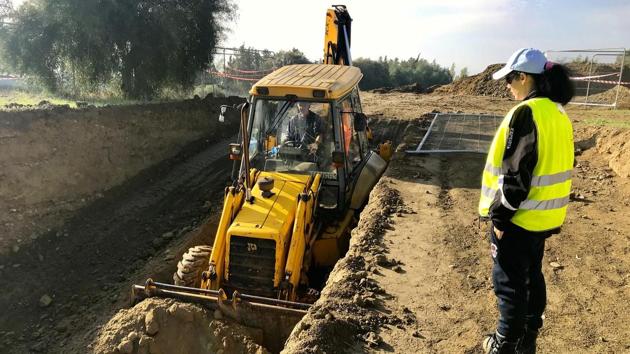 Bagger in einer Ausgrabungsstelle in Strovolos, der Gemeinde im Speckgürtel Nikosias Bagger in einer Ausgrabungsstelle in Strovolos, der Gemeinde im Speckgürtel Nikosias