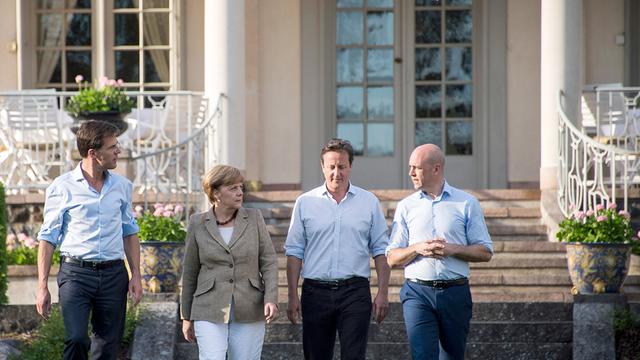 Bundeskanzlerin Angela Merkel (CDU), der niederländische Ministerpräsident Mark Rutte (l), der britische Premier David Cameron (2.v.r) und der schwedische Ministerpräsident Fredrik Reinfeldt gehen bei ihrem informellen Treffen in Harpsund, Schweden, zu einer Bootsfahrt.
