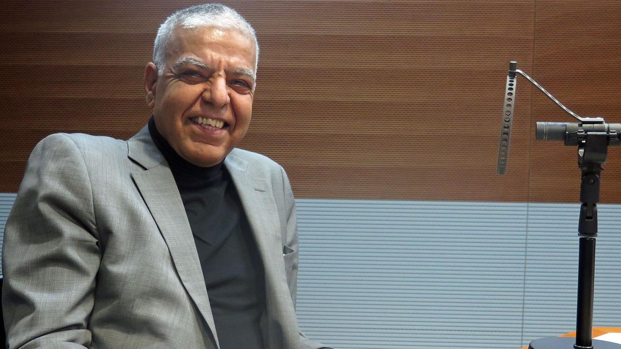 Typografie-Professor Rayan Abdullah im Studio von Deutschlandfunk Kultur Typografie-Professor Rayan Abdullah im Studio von Deutschlandfunk Kultur