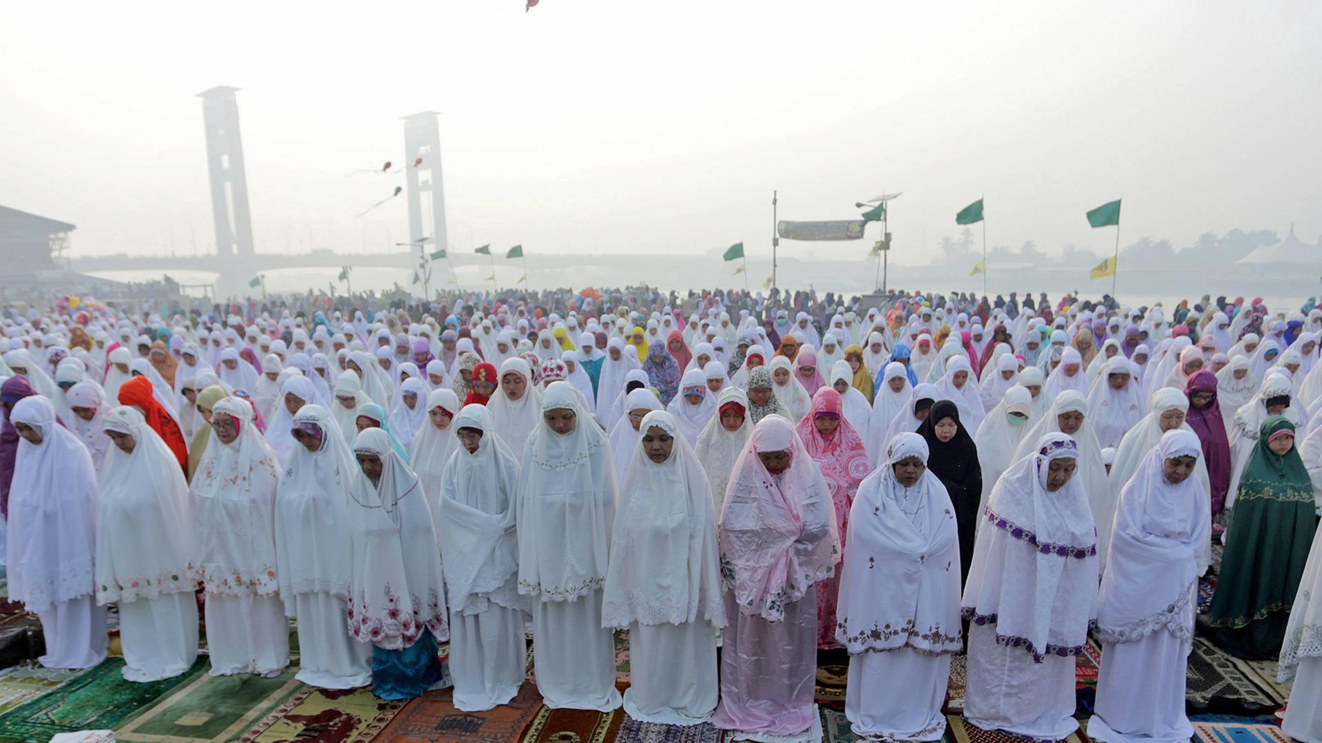 Muslimische Frauen in Indonesien während eines Gebets