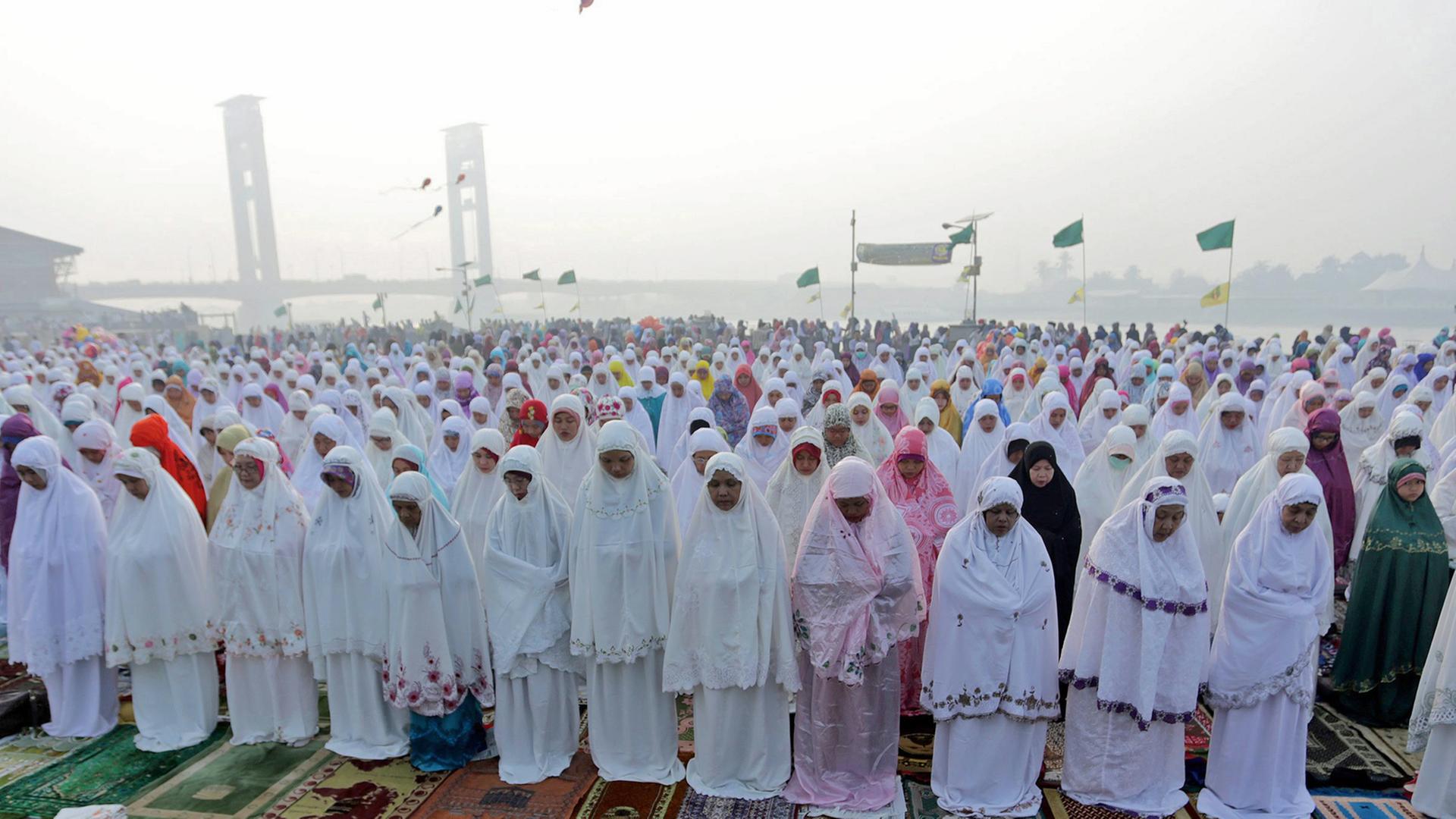 Muslimische Frauen in Indonesien während eines Gebets Muslimische Frauen in Indonesien während eines Gebets