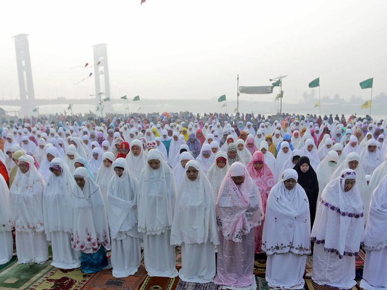 Muslimische Frauen in Indonesien während eines Gebets