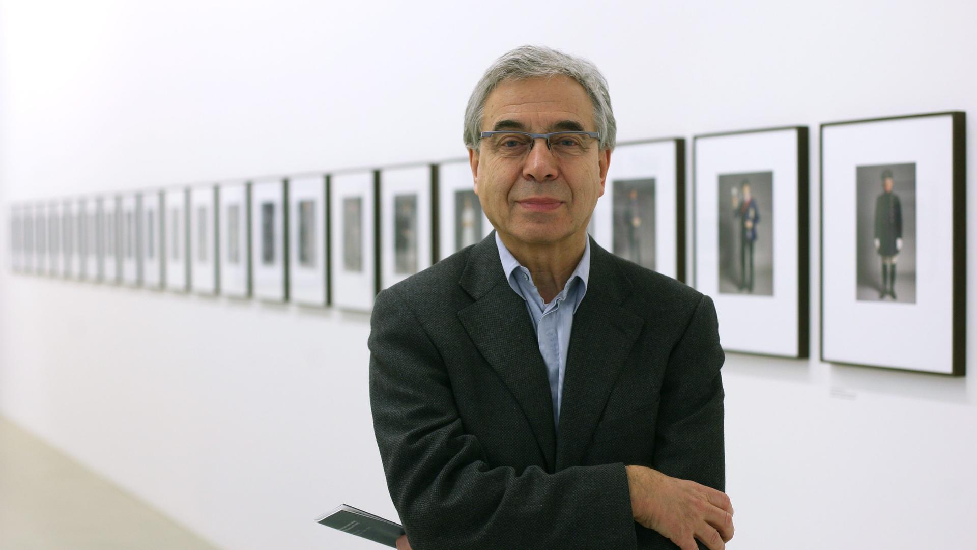 Fotograf Timm Rautert vor einigen seiner Werke im im Sprengel Museum Hannover Fotograf Timm Rautert vor einigen seiner Werke im im Sprengel Museum Hannover
