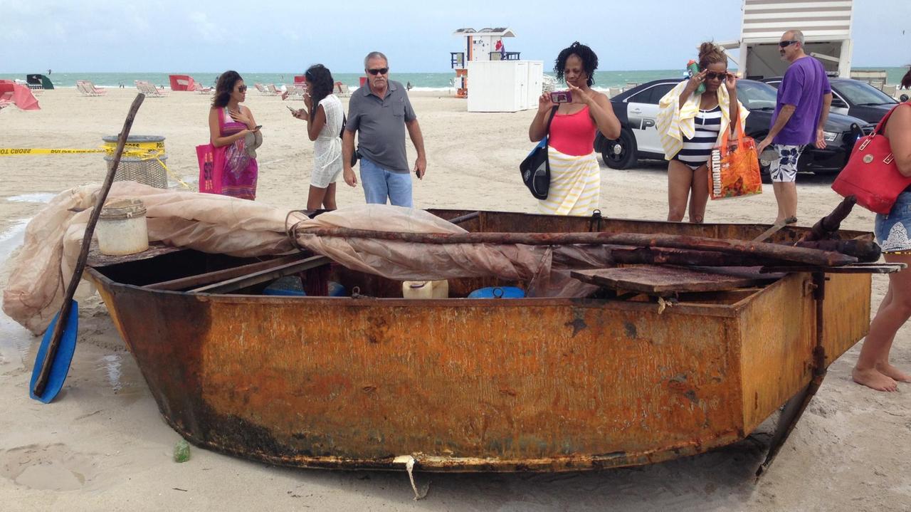 Ein rostiges Boot, mit dem Flüchtlinge aus Kuba geflohen sind, liegt am Strand von Miami, USA. 