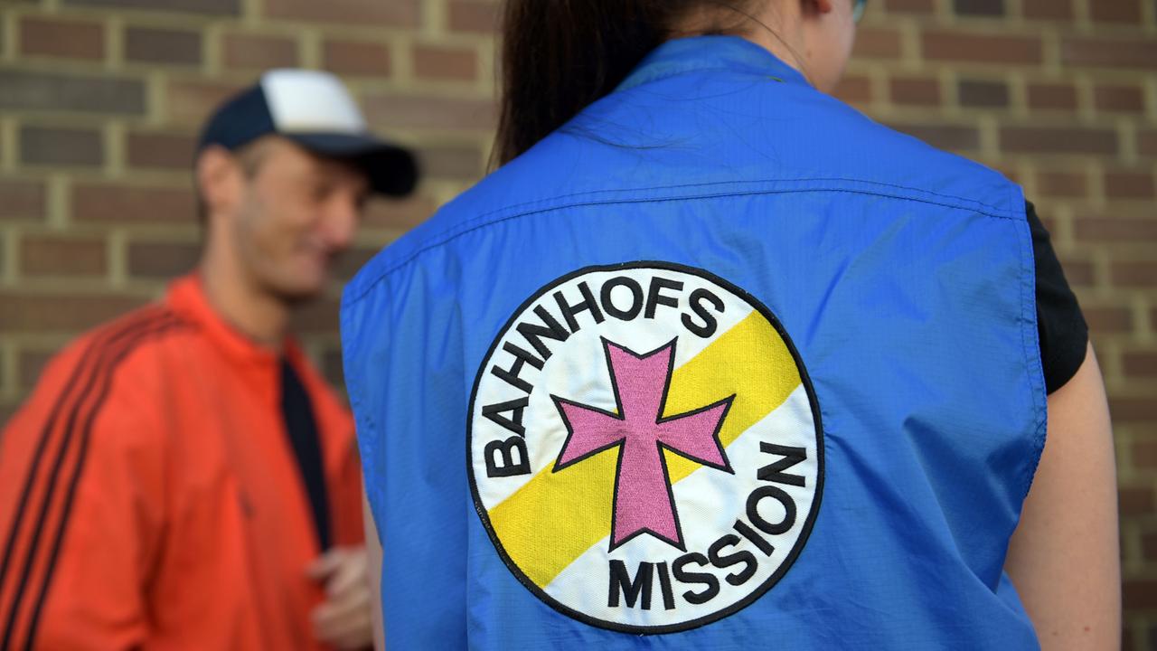 Mit Bedürftigen spricht am 20.08.2015 vor der Bahnhofsmission am Zoo in Berlin eine Mitarbeiterin der Einrichtung. Die Berliner Verkehrsbetriebe BVG und die Berliner Stadtmission stellen am Vormittag ihre Kooperation vor. Foto: Rainer Jensen/dpa Mit Bedürftigen spricht am 20.08.2015 vor der Bahnhofsmission am Zoo in Berlin eine Mitarbeiterin der Einrichtung. Die Berliner Verkehrsbetriebe BVG und die Berliner Stadtmission stellen am Vormittag ihre Kooperation vor. Foto: Rainer Jensen/dpa