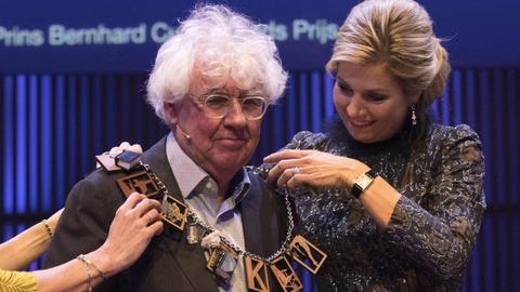 Die niederländische Königin Beatrix verleiht Schriftsteller Geert Mak den Preis des Prince Bernhard Cultuurfonds