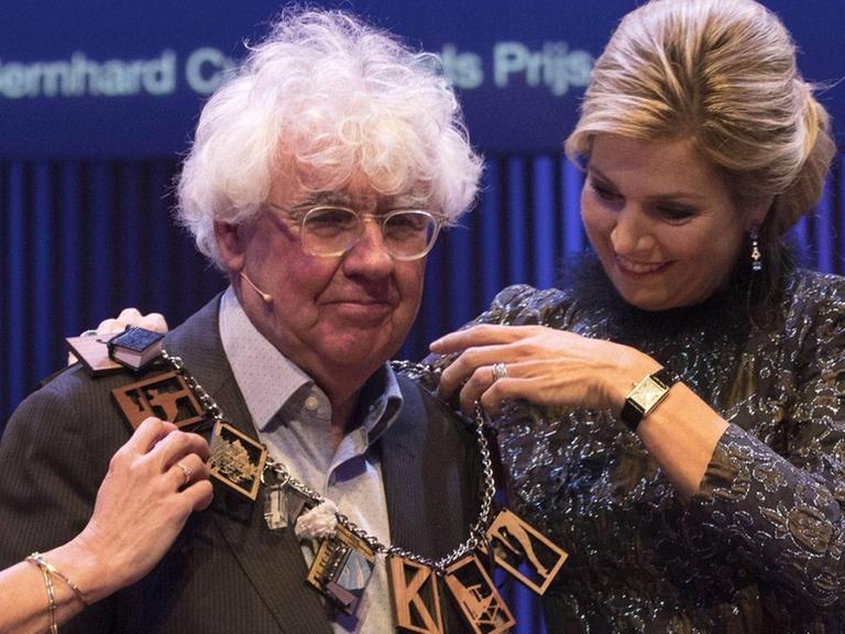 Die niederländische Königin Beatrix verleiht Schriftsteller Geert Mak den Preis des Prince Bernhard Cultuurfonds