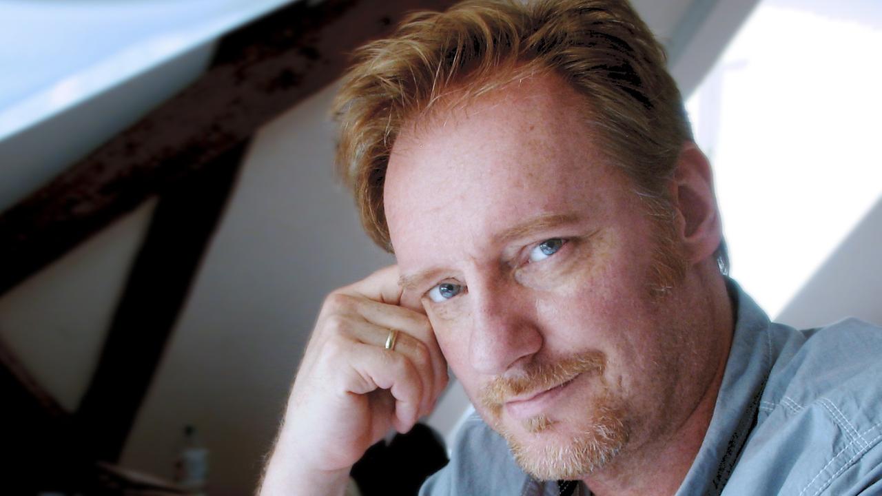 Am Schreibtisch sitzen blickt Frank Schmolke von seinen Zeichnungen auf. Der Illustrator bringt seine Erlebnisse als ehemaliger Taxifahrer in einer Graphic Novel heraus. Am Schreibtisch sitzen blickt Frank Schmolke von seinen Zeichnungen auf. Der Illustrator bringt seine Erlebnisse als ehemaliger Taxifahrer in einer Graphic Novel heraus.