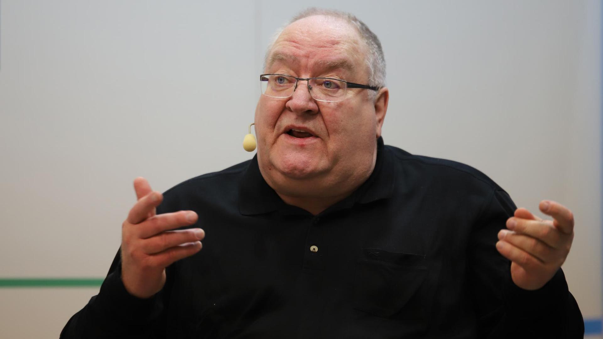 Jurist Thomas Fischer, ehemals Vorsitzender Richter am Bundesgerichtshofs, auf der Frankfurter Buchmesse 2018 am Stand von Deutschlandradio, wo er von Christian Rabhansel interviewt wird. Jurist Thomas Fischer, ehemals Vorsitzender Richter am Bundesgerichtshofs, auf der Frankfurter Buchmesse 2018 am Stand von Deutschlandradio, wo er von Christian Rabhansel interviewt wird.