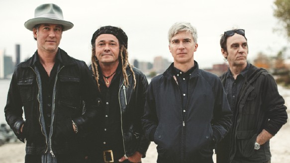 Nada Surf stehen an einem Flußufer. Nada Surf stehen an einem Flußufer.
