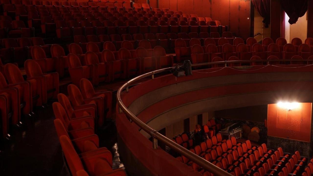 Eine Schauspielerin bleibt zum Applaus leblos liegen. Eine Schauspielerin bleibt zum Applaus leblos liegen.