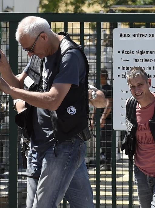 Polizisten vor dem Eingang der Fabrik in Saint-Quentin-Fallavier, auf die ein Terroranschlag verübt wurde.