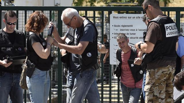 Polizisten vor dem Eingang der Fabrik in Saint-Quentin-Fallavier, auf die ein Terroranschlag verübt wurde.