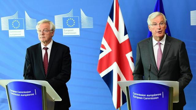 Die Chefunterhändler der EU und Großbritanniens für den Brexit, Michel Barnier (rechts) und David Davis, in Brüssel