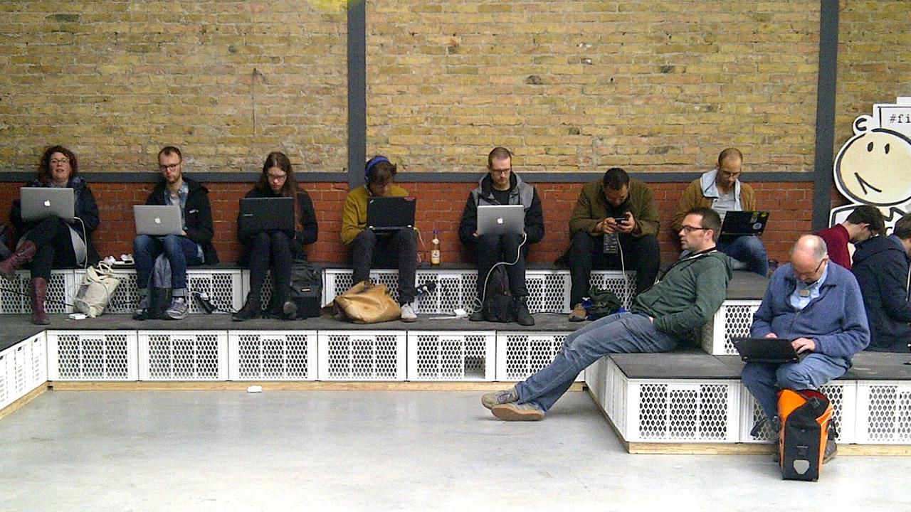 Besucher der republica arbeiten an ihren Laptops Besucher der republica arbeiten an ihren Laptops