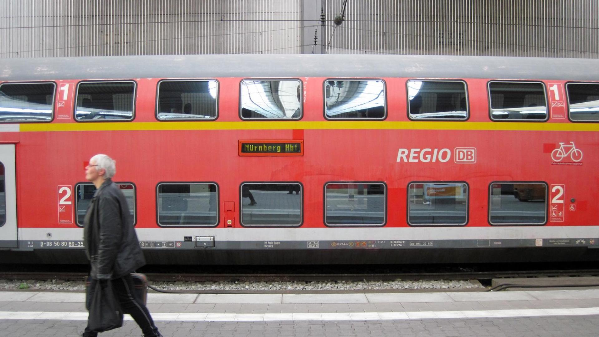 Auf einem Bahngelis im Hauptbahnhof München steht ein Regionalzug nach Nürnberg. Auf einem Bahngelis im Hauptbahnhof München steht ein Regionalzug nach Nürnberg.
