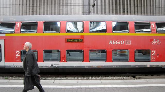 Auf einem Bahngelis im Hauptbahnhof München steht ein Regionalzug nach Nürnberg.