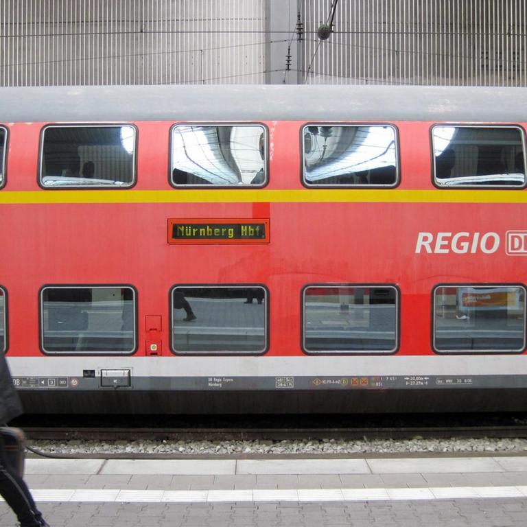 Auf einem Bahngelis im Hauptbahnhof München steht ein Regionalzug nach Nürnberg.