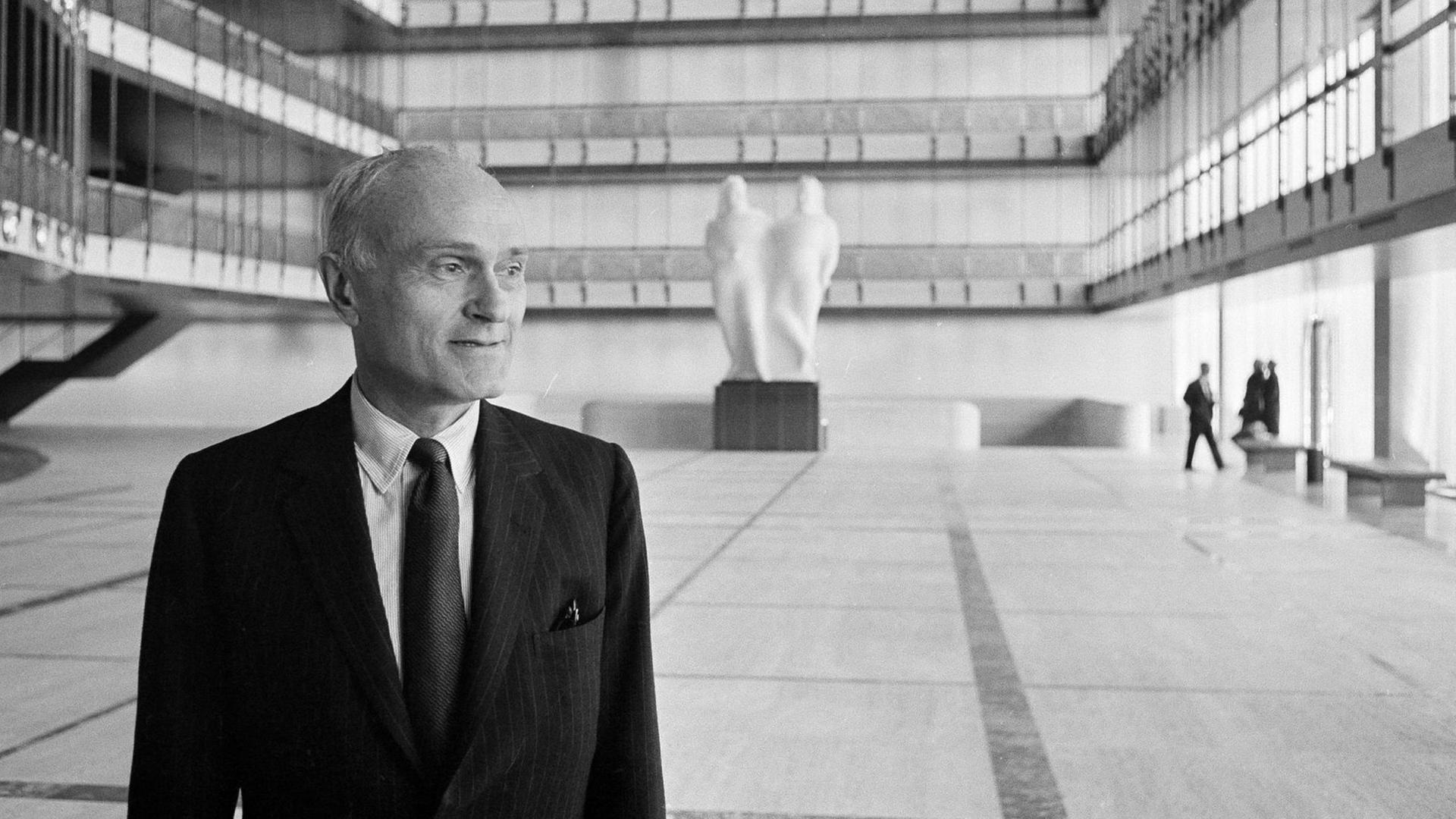 Philip Johnson steht im von ihm geschaffenen New York State Theater. Philip Johnson steht im von ihm geschaffenen New York State Theater.
