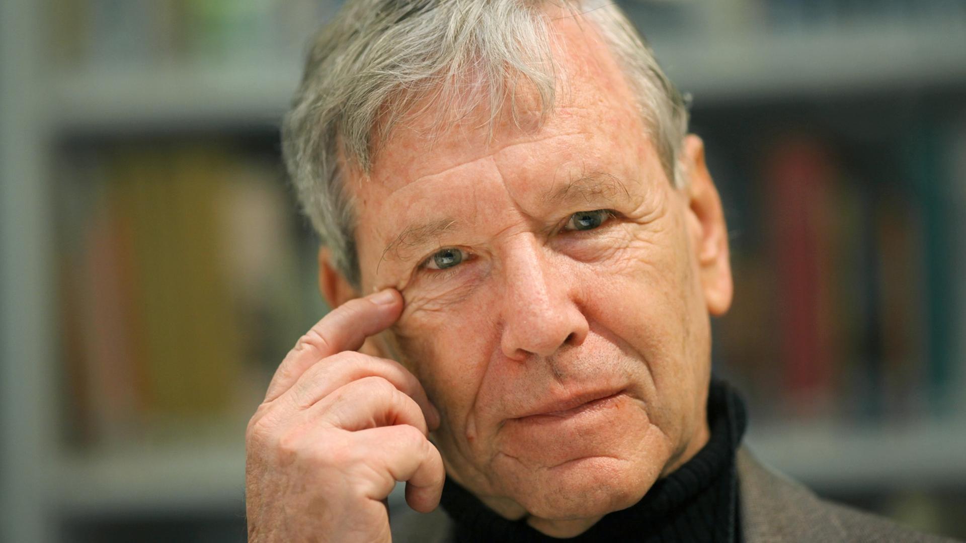 Der israelische Schriftsteller Amos Oz im Heinrich Heine Institut in Düsseldorf 2008. Der israelische Schriftsteller Amos Oz im Heinrich Heine Institut in Düsseldorf 2008.