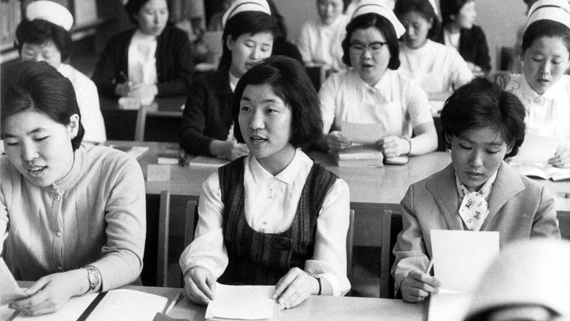 Krankenschwestern aus Südkorea beim Deutschunterricht in Frankfurt am Main am 29.4.1966. Sie gehören zu einer Gruppe von 132 Krankenschwestern aus Südkorea, die dem akuten Schwesternmangel in Deutschland abhelfen sollen.