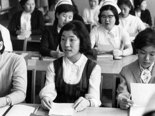 Krankenschwestern aus Südkorea beim Deutschunterricht in Frankfurt am Main am 29.4.1966. Sie gehören zu einer Gruppe von 132 Krankenschwestern aus Südkorea, die dem akuten Schwesternmangel in Deutschland abhelfen sollen.